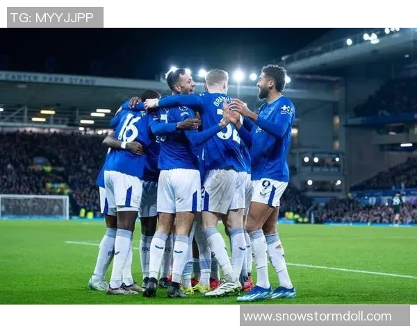 狼队与埃弗顿队激战正酣谁能在英超赛场上笑到最后